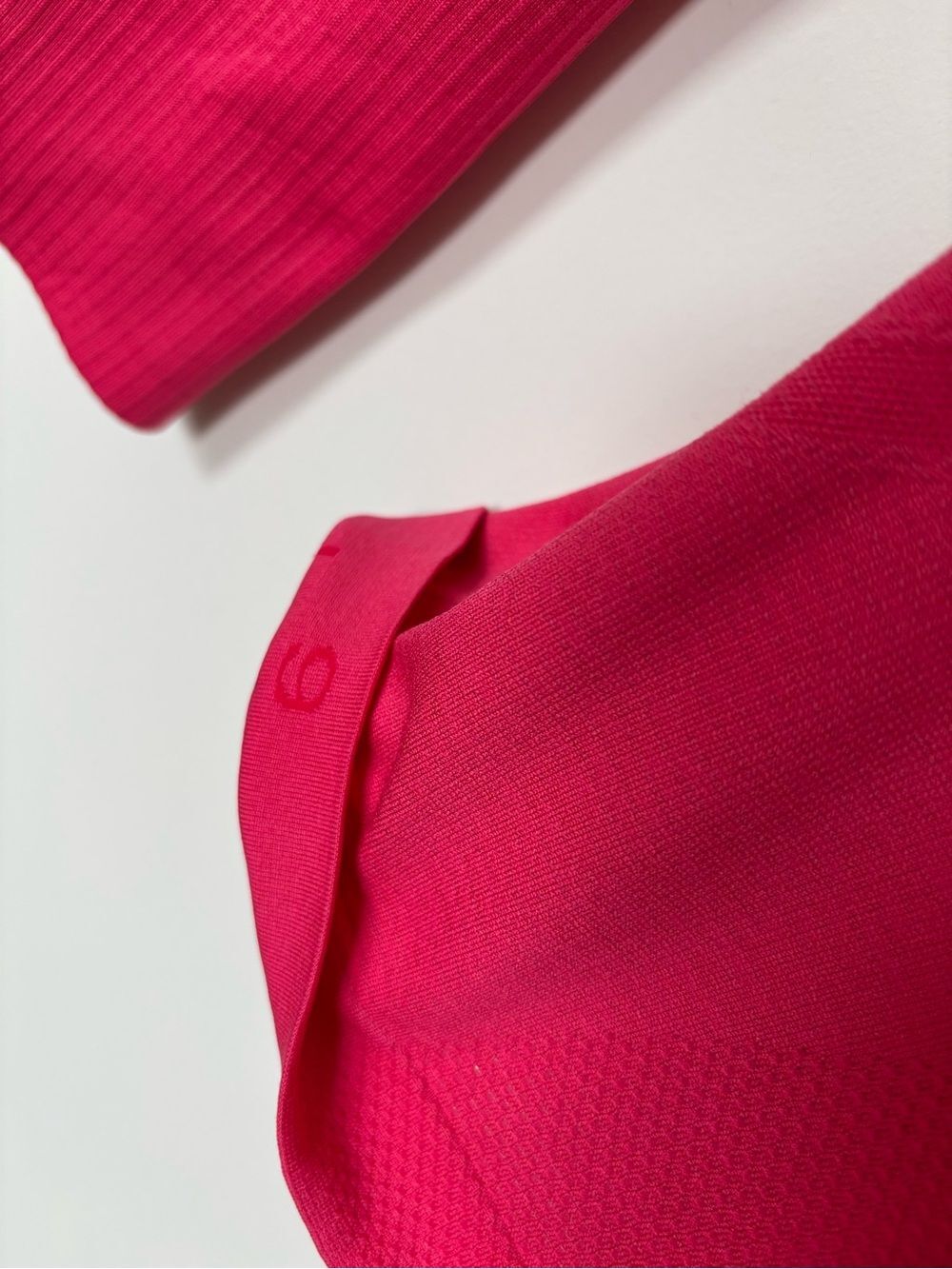 Lululemon Hot Pink Long Sleeve Workout Running Top With Thumb Holes Size 6 - Picture 5 of 5